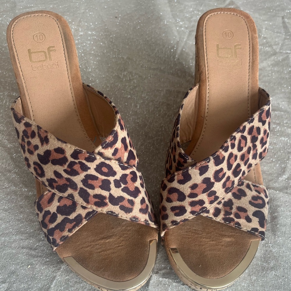 Betani sz 10 Leopard sandal wedge cork heel